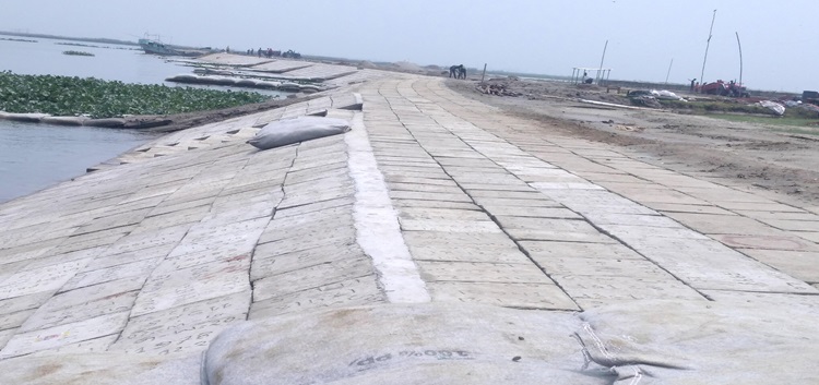 বাজিতপুরে আসানপুর পানি উন্নয়ন বোর্ডের নদীরক্ষা বাধের কাজ শেষের দিকে