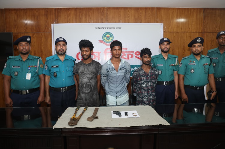 পরিত্যক্ত ভবন থেকে বিদেশি পিস্তলসহ গ্রেপ্তার ৩