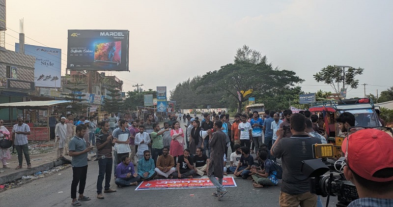 অনশনে ববি শিক্ষার্থীরা, মহাসড়ক অবরোধ