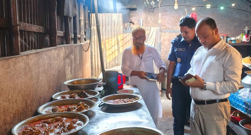 হোটেলে পঁচাবাসি খাবার, তিন ব্যবসায়ীকে জরিমানা