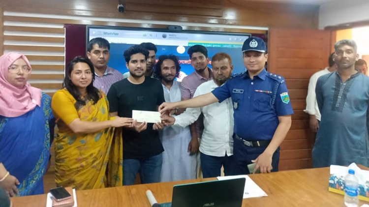 বেলকুচিতে জুলাইযোদ্ধাদের মাঝে চেক বিতরণ