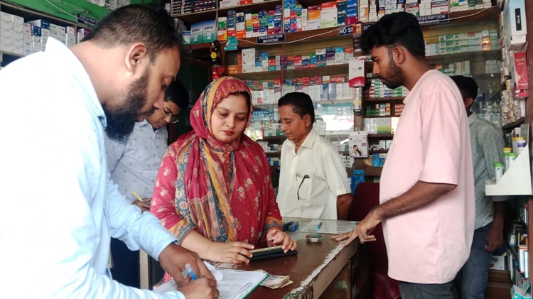ব্রাহ্মণপাড়ায় নানা অনিয়মের অভিযোগে ৫ ফার্মেসিকে জরিমানা