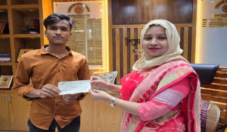 বাকেরগঞ্জে জুলাইযোদ্ধা পরিবারের মাঝে চেক বিতরন
