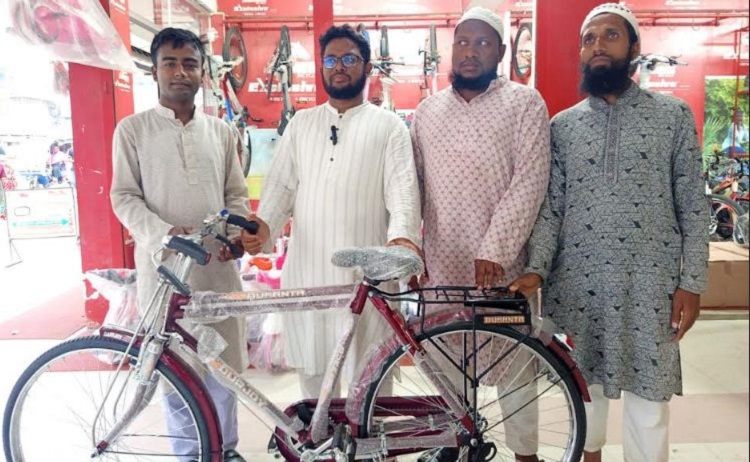 হাসান মিয়াকে সাইকেল উপহার দিলেন জামায়াত ইসলাম