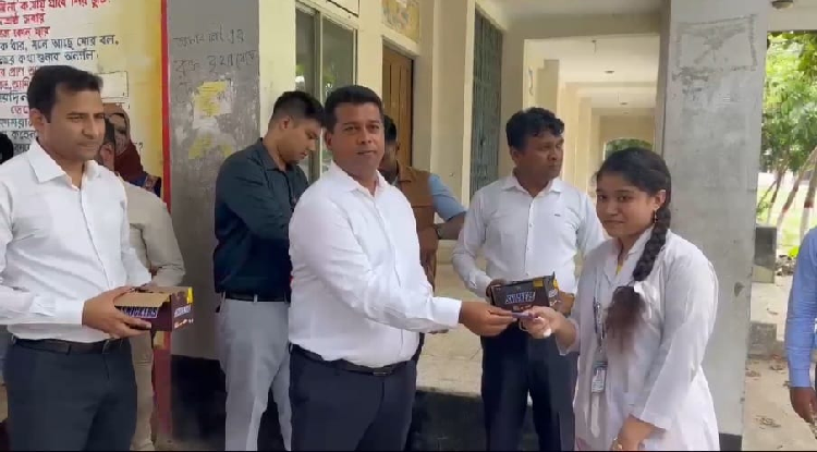 নারায়ণগঞ্জে ৩৩ হাজার শিক্ষার্থীকে চকলেট উপহার