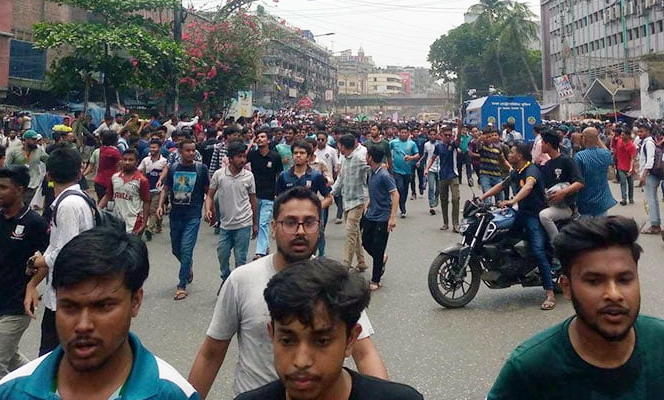 ‘লংমার্চ টু যমুনা’ অভিমুখে জবি শিক্ষার্থীরা, সড়কে তীব্র যানজট