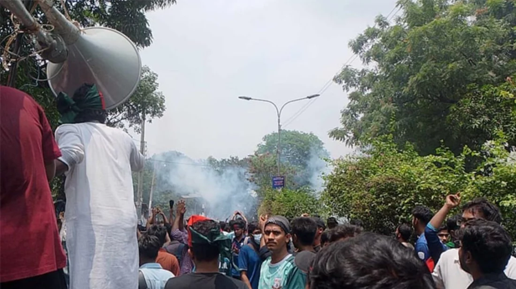 সাউণ্ড গ্রেনেড ও টিয়ারগ্যাসে ছত্রভঙ্গ জবি শিক্ষার্থীদের লংমার্চ