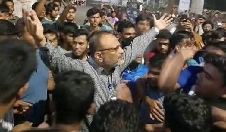 ছাত্রদলের উত্তেজিত নেতাকর্মীদের সামনে ঢাবি ভিসি, ‘মার বেটা আমাকে, মার’