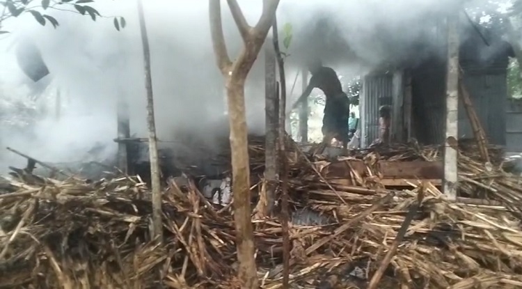 নকলায় ভিক্ষুকের বসতবাড়ি আগুনে পুড়ে ভস্মিভূত