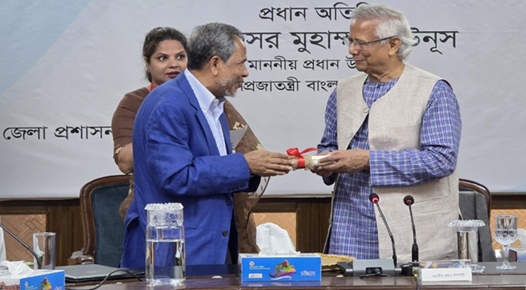 চট্টগ্রাম হার্ট ফাউন্ডেশন হাসপাতালের জমির দলিল হস্তান্তর করেছেন প্রধান উপদেষ্টা