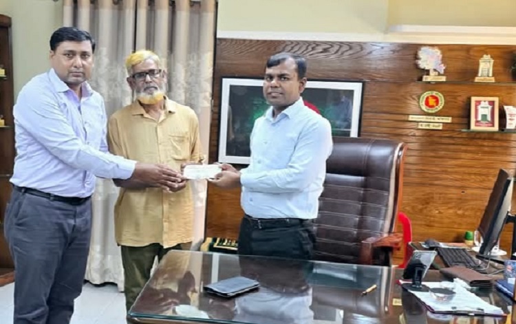 আত্রাইয়ে বীর মুক্তিযোদ্ধাকে ১ লাখ টাকা ঋণের চেক হস্তান্তর 