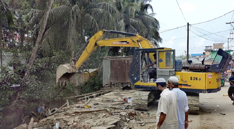 সুবর্ণচরে খাল দখলমুক্ত করতে প্রশাসনের অভিযান