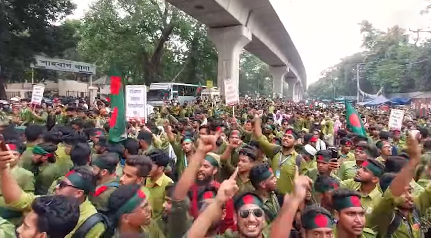 নার্সিং কলেজ শিক্ষার্থীদের শাহবাগ অবরোধ