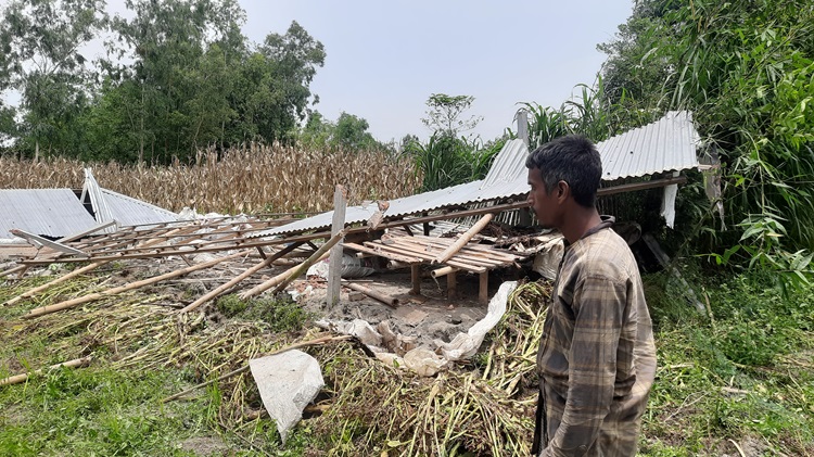 কালীগঞ্জে বাড়ি ভাংচুর করে জমি দখলের চেষ্টা