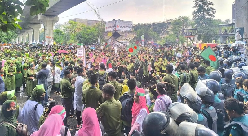 এক দফা দাবিতে নার্সিং শিক্ষার্থীদের শাহবাগ অবরোধ