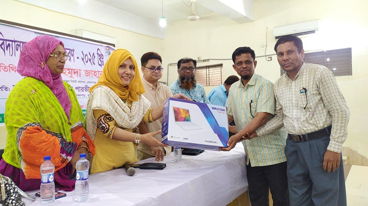 ব্রাহ্মণপাড়ার ৩৬টি প্রাথমিক বিদ্যালয়ে ল্যাপটপ বিতরণ
