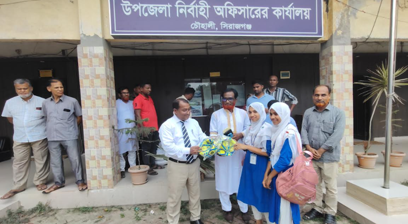 চৌহালী  উপজেলা পর্যায়ে ক্রীড়া সামগ্রী বিতরণ