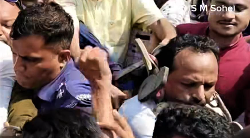 ছাত্রীর সাথে অনৈতিক কাজের অভিযোগে শিক্ষককে পুলিশে দিল জনতা