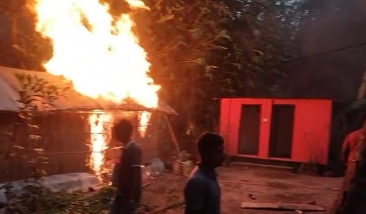 সাম্য হত্যা : তামিমের গ্রামের বাড়িতে আগুন