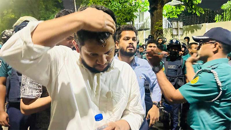 বোতলকাণ্ড, যুবককে 'খুঁজছে' পুলিশ