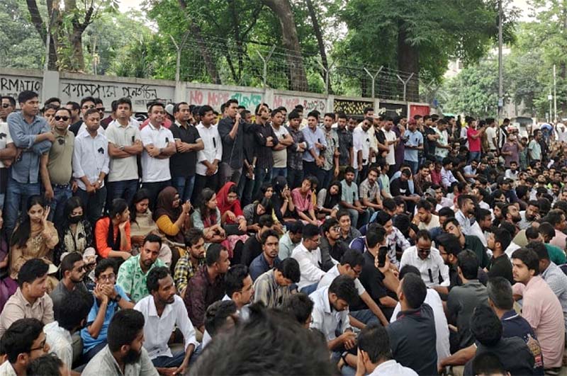 ভিসি ও প্রক্টরের পদত্যাগ দাবিতে ঢাবি ছাত্রদলের বিক্ষোভ