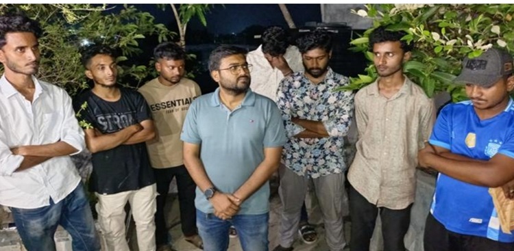 খুলনায় বৈষম্য বিরোধী ছাত্র আন্দোলনের নেতা পরিচয়ে চাঁদা নিতে এসে আটক ৮