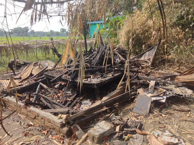 টুঙ্গিপাড়ায় ভাতিজাকে ফাঁসাতে ঘরে আগুন দেয়ার অভিযোগ