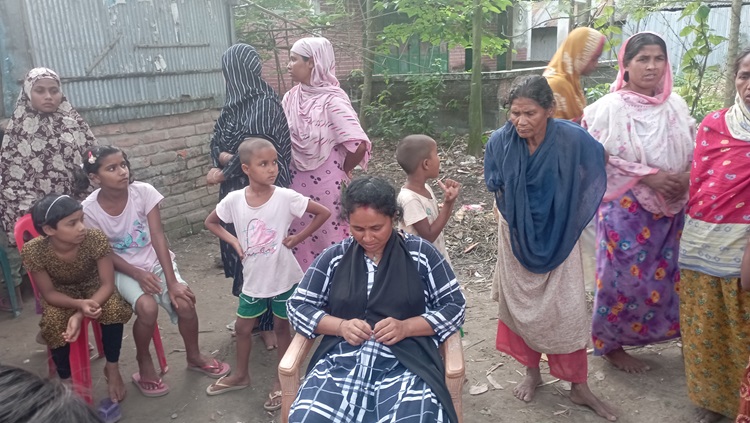 স্ত্রীর স্বীকৃতি দাবিতে অনশনের মধ্যেই ঘরে নতুন বউ আনল স্বামী