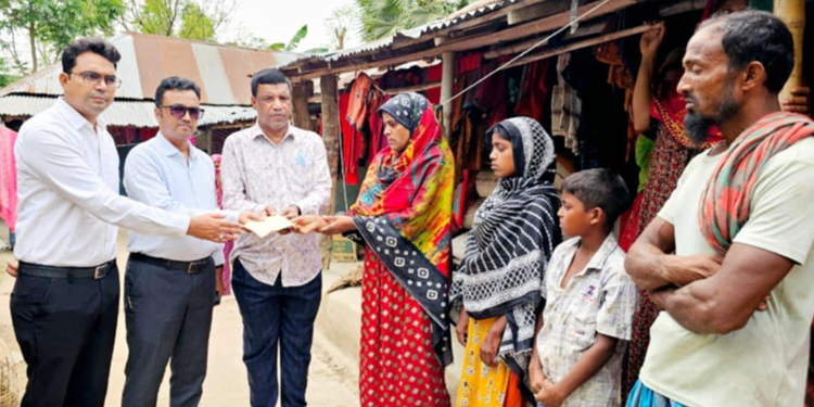 মান্দায় বজ্রপাতে নিহতের পরিবারকে আর্থিক সহায়তা প্রদান
