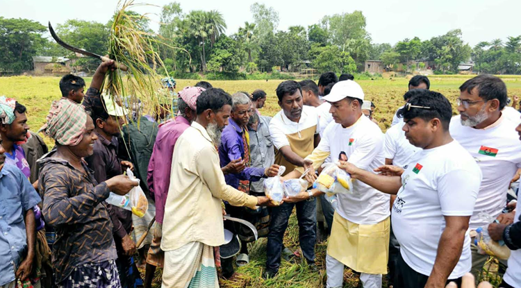 মান্দায় ধানকাটা শ্রমিকদের মাঝে স্যালাইন ও খাদ্য সামগ্রী বিতরণ