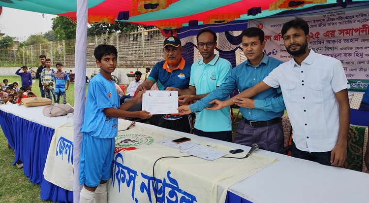 নড়াইলে মাস ব্যাপী ফুটবল প্রশিক্ষণের সামপণী ও সনদ  বিতরণ