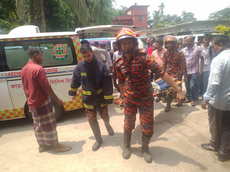 গৌরনদীতে পিকআপের ধাক্কায় পুলিশ সদস্যের ছেলের মৃত্যু