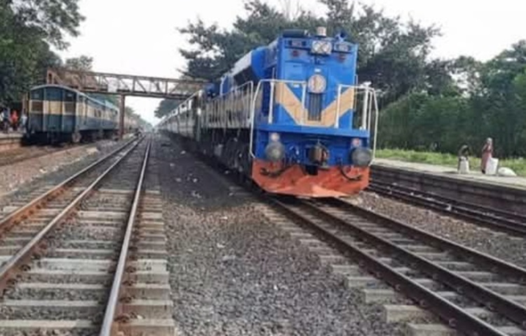 চলন্ত ট্রেনের দরজায় দাড়িয়ে ছিল যাত্রী, পড়ে পা বিচ্ছিন্ন