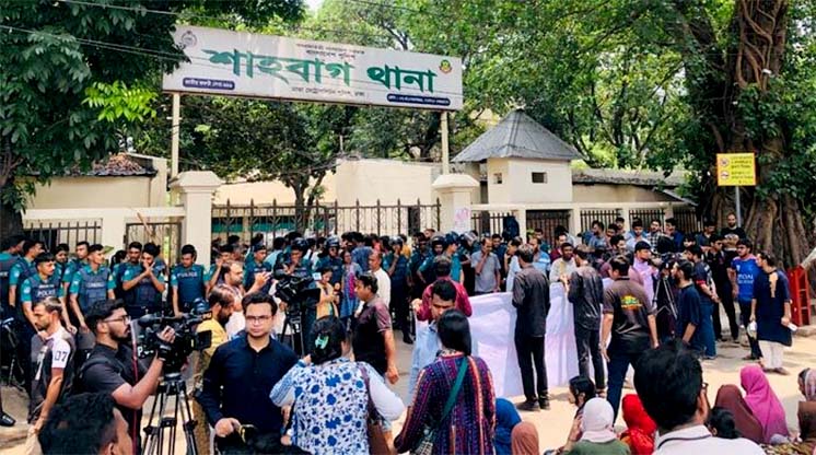 শাহবাগ থানার সামনে ঢাবি শিক্ষার্থীদের অবস্থান