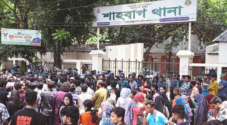 এবার ঢাবি শিক্ষার্থীদের শাহবাগ থানা ঘেরাও