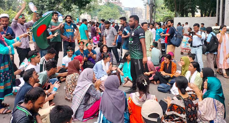 কাকরাইল মোড়ে জবি শিক্ষার্থীদের গণঅনশন শুরু