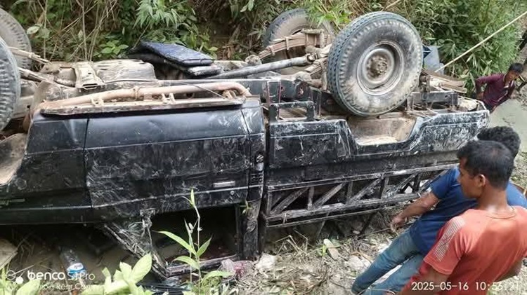 আলিকদমে গাড়ি খাদে পড়ে নিহত ১, আহত ২৩          