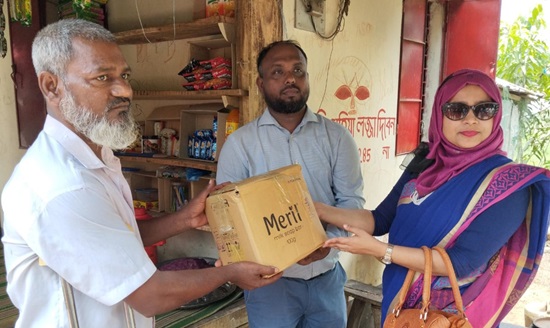 প্রতিবন্ধী ভিক্ষুকের পাশে দাঁড়ালেন ইউএনও রুমানা আফরোজ 
