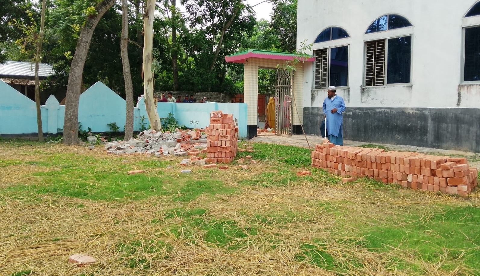 সোনাতলায় কবরস্থান ভাঙচুরকে কেন্দ্র করে দু’পক্ষের সংঘর্ষ, আহত ২