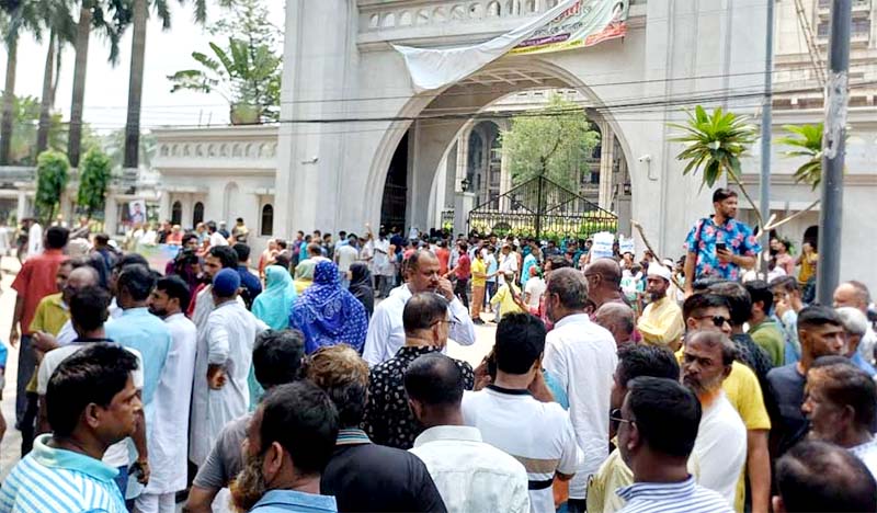 নগর ভবনের সামনে ইশরাক সমর্থকদের অবস্থান