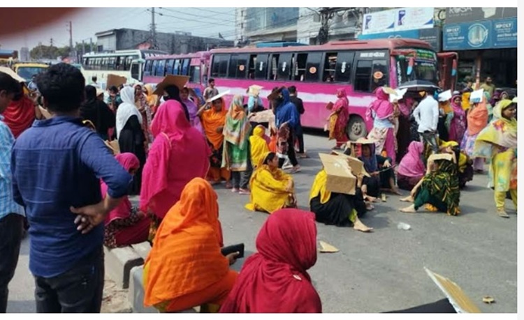 বকেয়া বেতনের দাবিতে টঙ্গীতে মহাসড়ক অবরোধ 
