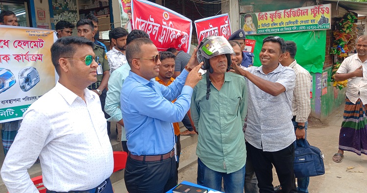 ঘাটাইলে মোটর সাইকেল চালকদের মাঝে হেলমেট বিতরণ