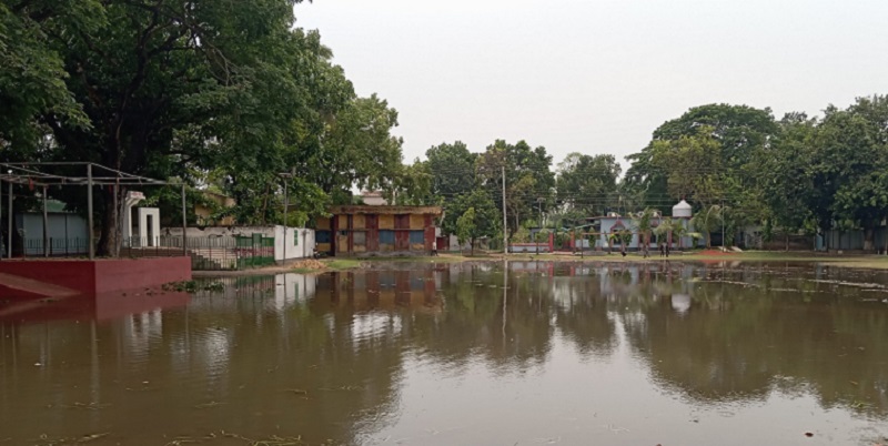 আত্রাই ফুটবল মাঠে সামান্য বৃষ্টিতেই জলাবদ্ধতা