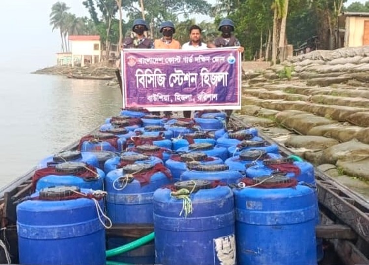 বরিশালে বিপুল পরিমান চিংড়ির রেণু জব্দ