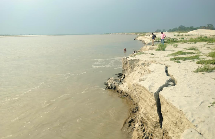 অসময়ে যমুনার ভাঙনে নদীতে বিলীন হচ্ছে ফসলি জমি 