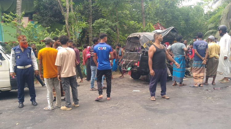 ডুমুরিয়ায় সড়ক দুর্ঘটনায় নিহত ৩ আহত ৪
