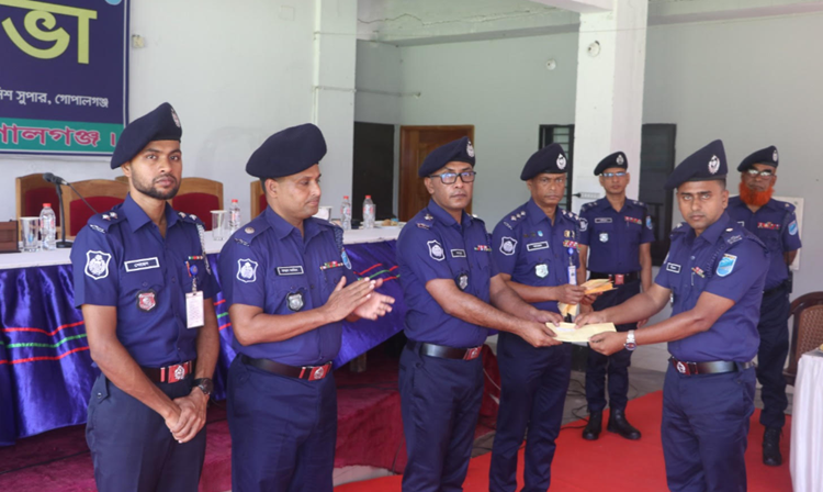 মুকসুদপুরে ক্লুলেস ডাকাতি মামলার জট খুলে সম্মাননা পেলেন ওসি তদন্ত শীতল চন্দ্র পাল