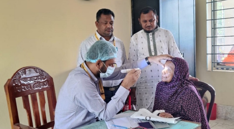 খানসামায় বিনামূল্যে ১১৯ রোগীর ছানি অপারেশন