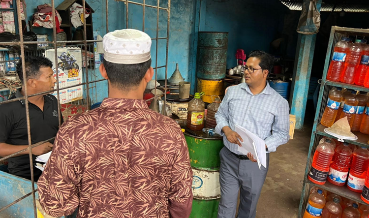 আখাউড়ায় লাইসেন্স না থাকায় দুই প্রতিষ্ঠানকে জরিমানা