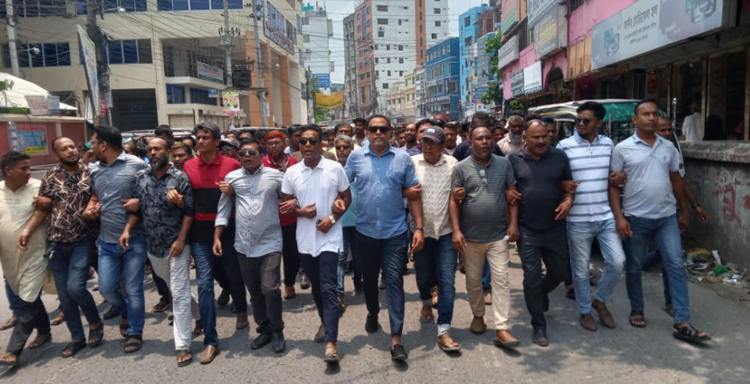 ফেস্টুন বিলবোর্ড ছেড়ার প্রতিবাদে ফরিদপুর যুবদলের বিক্ষোভ